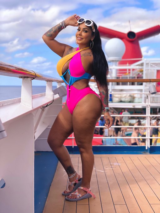 Take me away! Anchors up! Next stop Roatan, Honduras 🇭🇳  https://t.co/QJ1jn7NmZt https://t.co/Hk1xd4