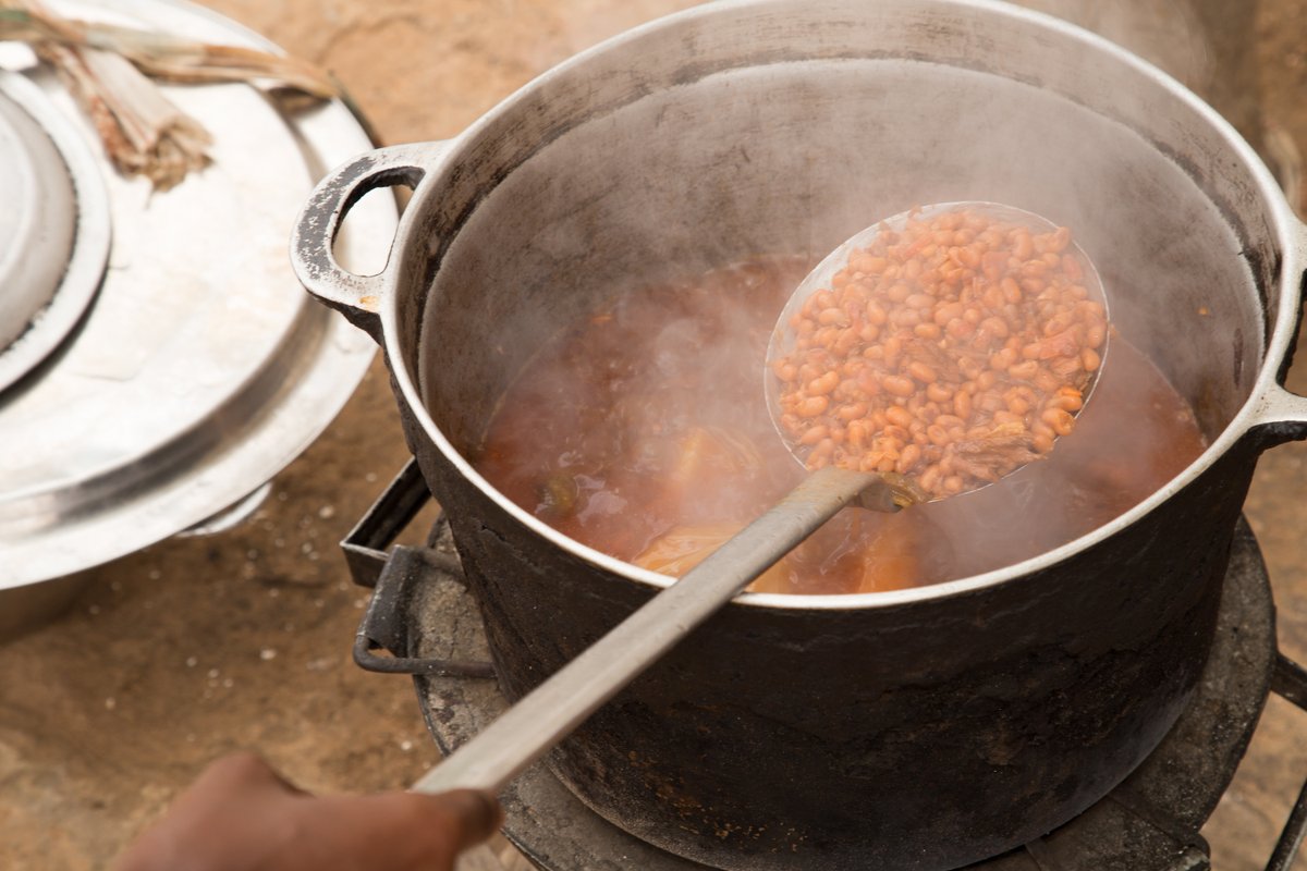 WorldBankAfrica's tweet image. In #Burundi, two @WorldBank programs are serving a wholesome, hot meal to children while in school to boost nutrition as well as student retention — a step in the right direction for #EducationTurnaround: wrld.bg/HBft50MR2c7