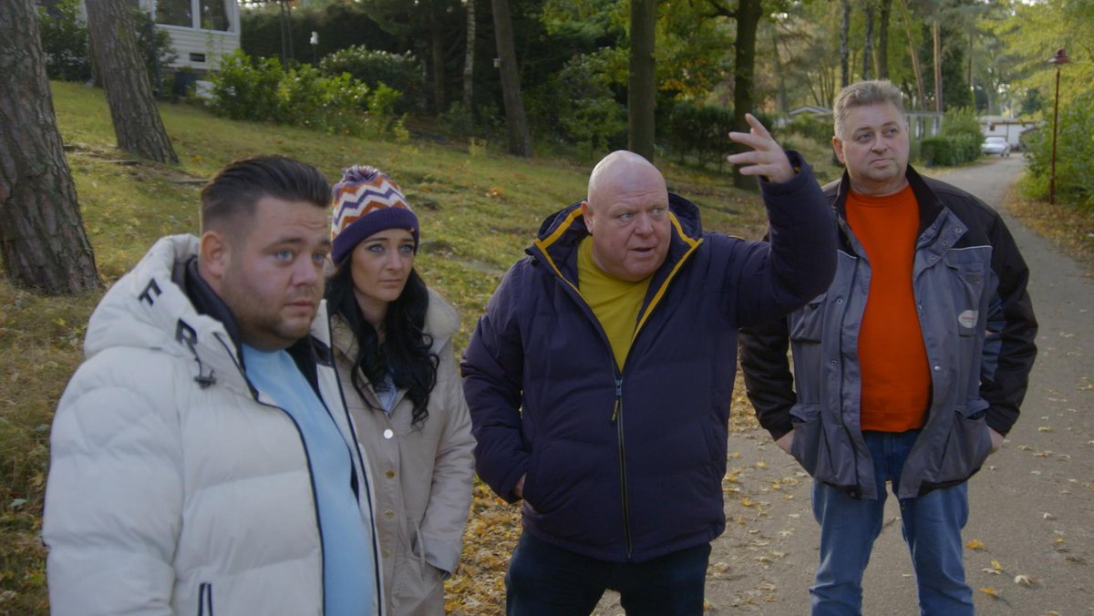 Wat laat die Jan pieter zich toch afkafferen! Ik walg van die familie gillis! En jan Pieter wordt eens een vent en spreek van je af.

#massaiskassa #janpieter #petergillis #sbs6