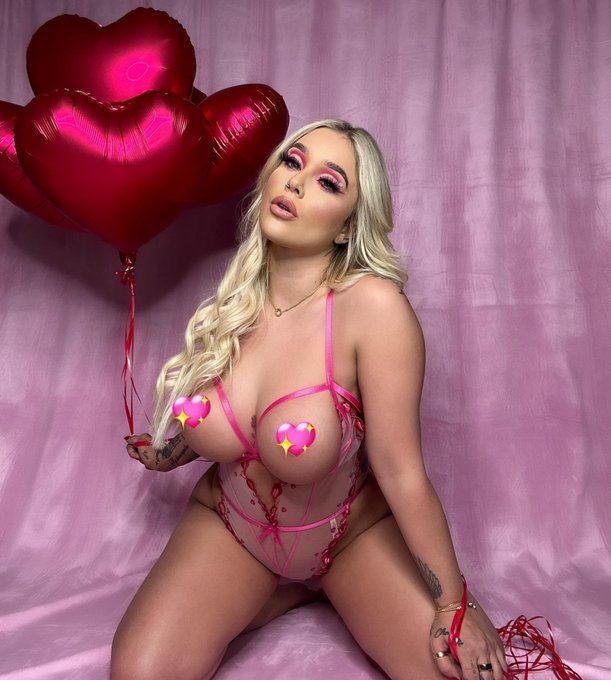 Happy Valentine’s Day!! 🥰❤️
I’m running a sale on my Onlyfans, my page will be FREE to subscribe for