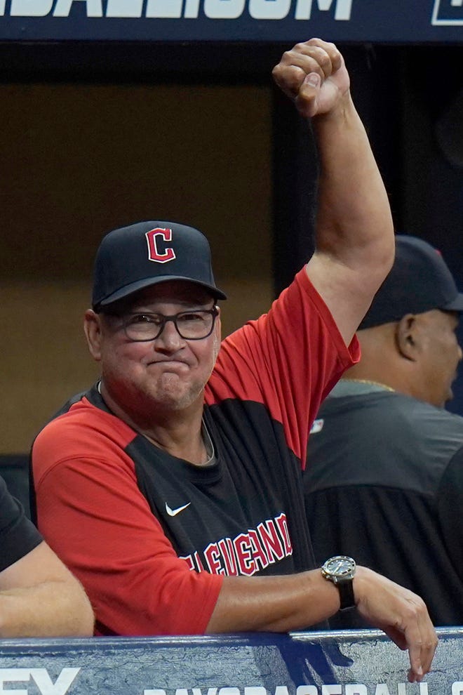 snoopster47's tweet photo. Heavy &amp; weighted snowstorm here. Cross fingers we don't lose power! 🤞🤞🤞🤞🤞 So sick of this damp, rainy &amp; snowy weather! 🌨 😢😣 I'm soooooo ready for baseball on my TV &amp; tablet⚾️! Will #TerryFrancona be my Valentine😚🥰? #ForTheLand #ClevelandGuardians #OverThisWeather https://t.co/WOCdAfxFcs