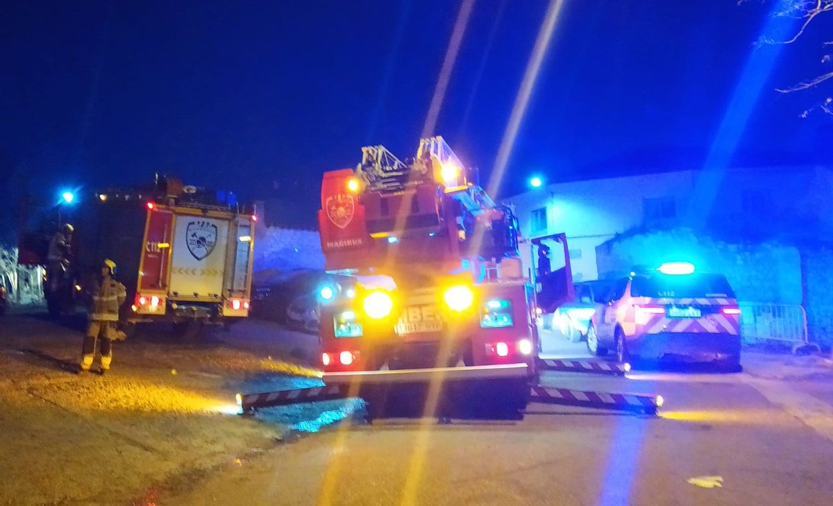 CivilPioz's tweet photo. Esta tarde nos activa 112 por incendio en chimenea de vivienda en la calle Soledad. Nos acercamos hasta el lugar y realizamos labores de regulación de tráfico junto a Guardia Civil y mantenemos los accesos a la calle libres para el paso de Bomberos hasta el domicilio.
#pcpioz https://t.co/5qwkM8G8JI