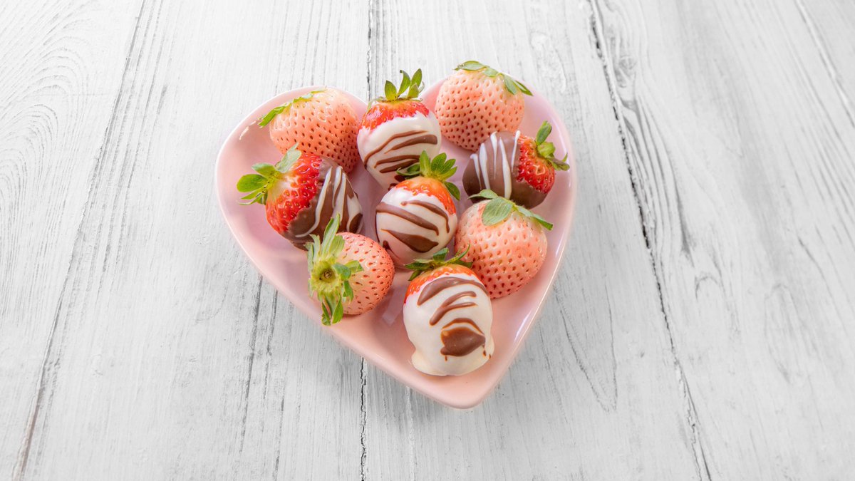 freshfromFL's tweet photo. Happy Valentine's Day from Fresh From Florida!

https://t.co/LMJiayGjkm

#freshfromflorida #freshrecipe #floridastrawberries #chocolatecoveredstrawberries #dessertrecipe #valentinesdat #valentinesdayrecipe https://t.co/F11AhiRHGy