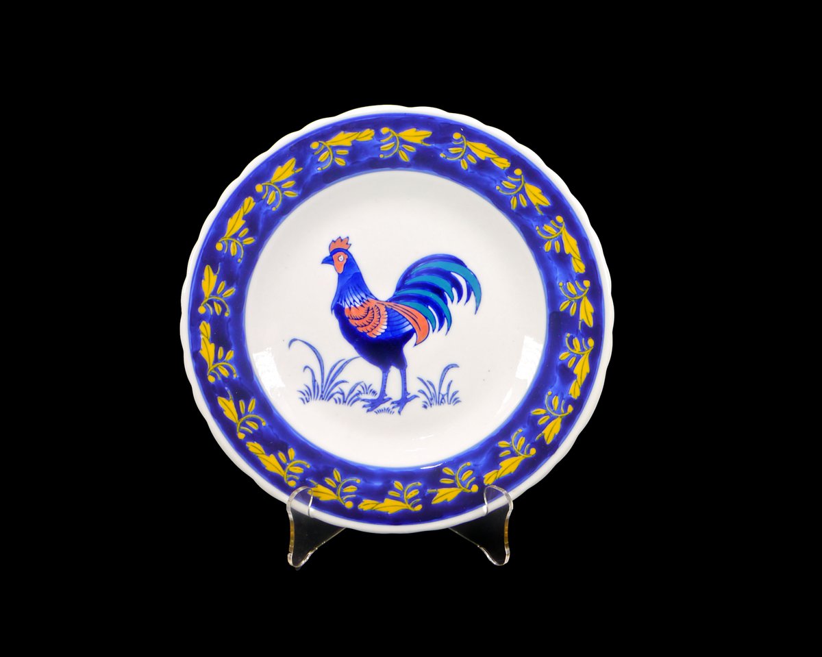 G97816960Girl's tweet photo. Hand-painted display or cabinet plate. Central rooster, gold, red leaves. Brittany Quimper style. Attributed Portugal 1960s. https://t.co/mHVlVV6NME via @Etsy #BuyfromGroovy #antiqueshop #displayplate #walldecor #RoosterPlate #GoodLuckRooster #BrittanyQuimper #EtsySellers https://t.co/LEqizfrcoJ
