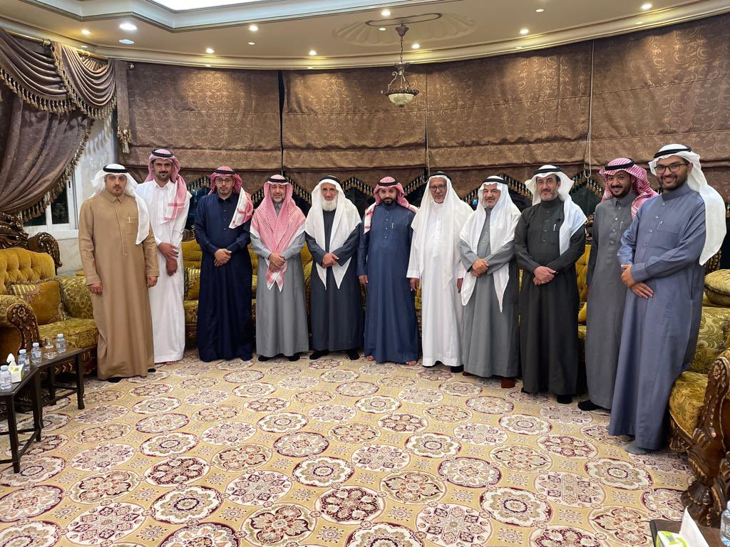 قام والدي مساء هذا اليوم بتكريم زوج اختي الاخ/ محمد بن عبدالله الزهراني الذي انهى معاناتها مع الفشل الكلوي وتبرعه بكليته فوالله يعجز الكلام كلّه في وصف فضله وذكر شكره وتقدير فعله فله كلُّ الثناء وجزيل الشكر وصادق العرفان على ما فعل ،، وشكراً لك والدي على تكريم هذا الرجل الشهم.