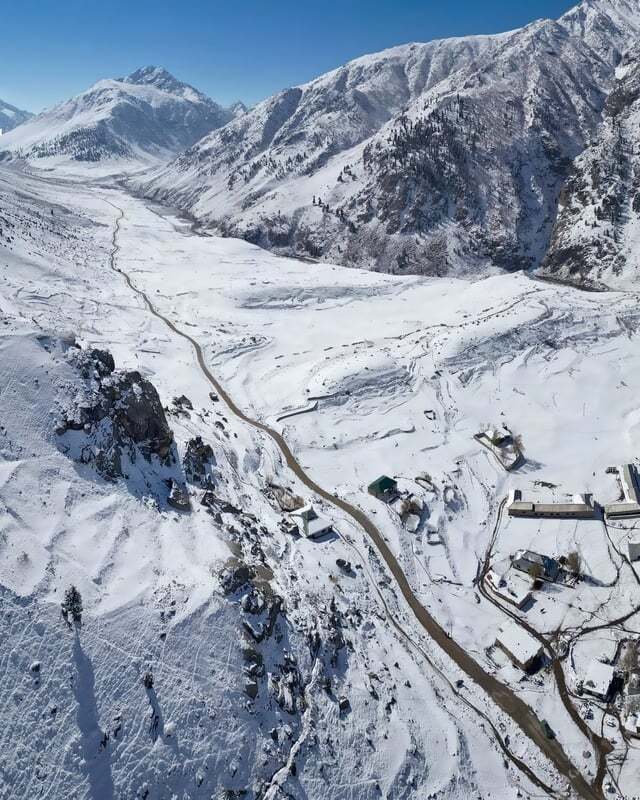 PakLonglive's tweet photo. Pakistan's diverse and scenic highways https://t.co/eWPG6pCTKg #ExplorePakistan https://t.co/P7eNbwznE6