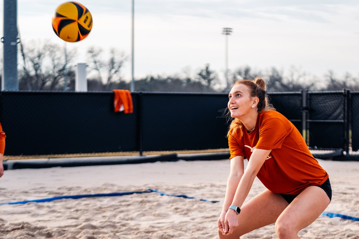 TexasBeachVB's tweet photo. Day 1️⃣ 

#HookEm 🤘 https://t.co/ANHLupFgYx