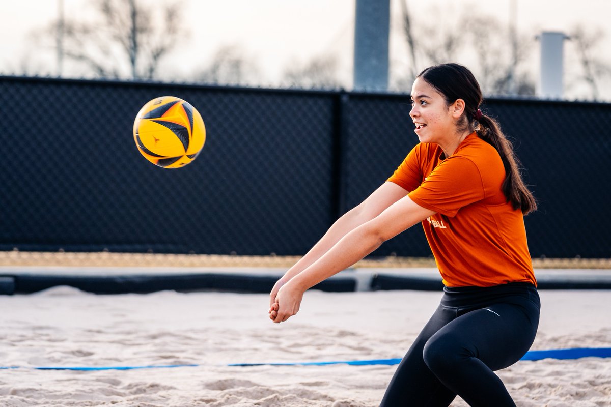 TexasBeachVB's tweet photo. Day 1️⃣ 

#HookEm 🤘 https://t.co/ANHLupFgYx