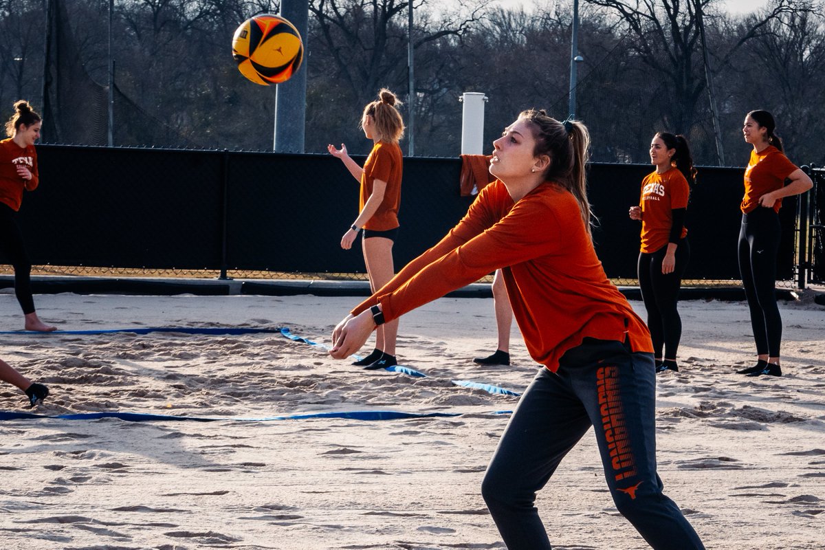TexasBeachVB's tweet photo. Day 1️⃣ 

#HookEm 🤘 https://t.co/ANHLupFgYx