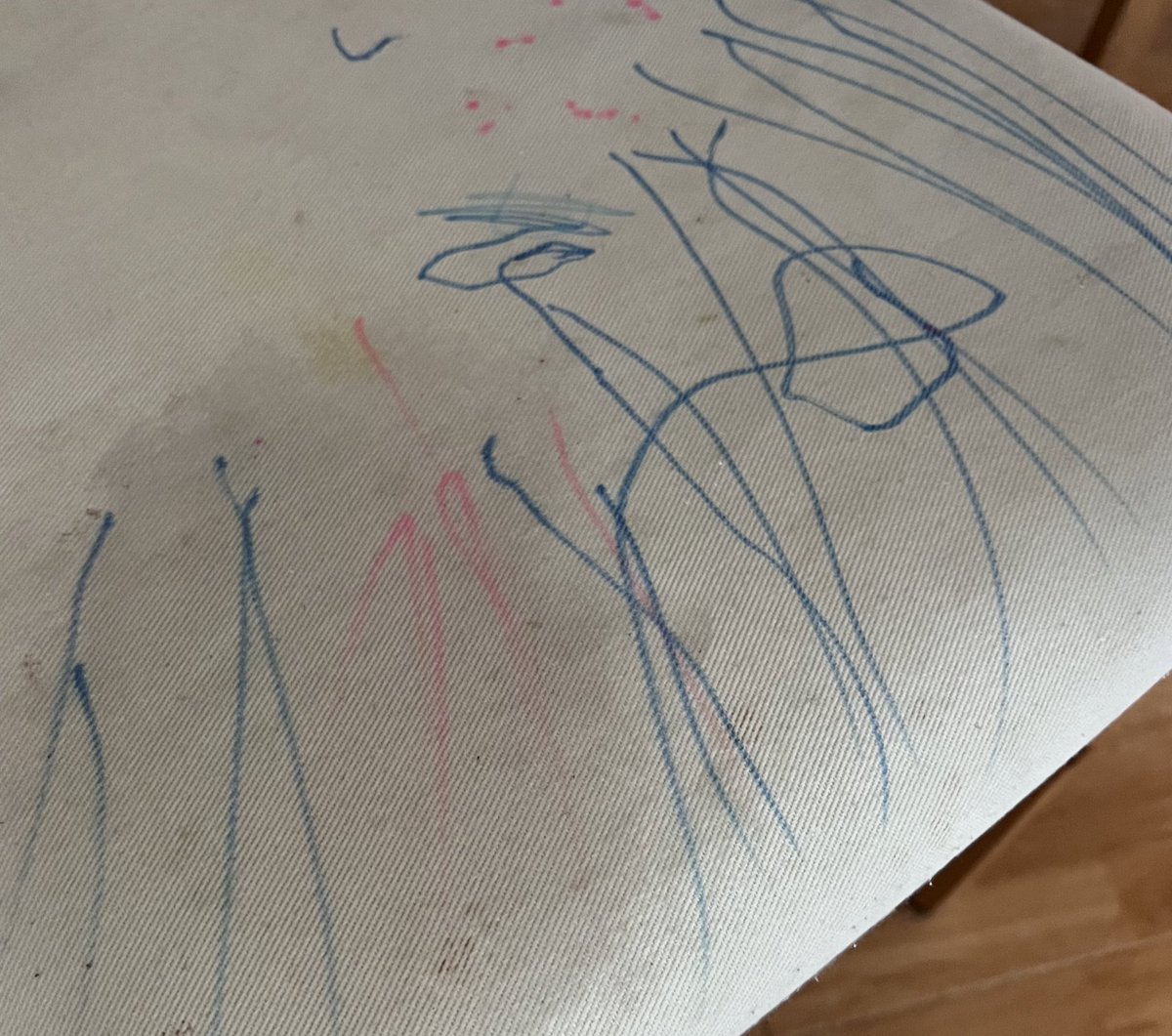 Arte libre en silla 🤦🏻‍♀️
El otro día fue la pared con acuarela.