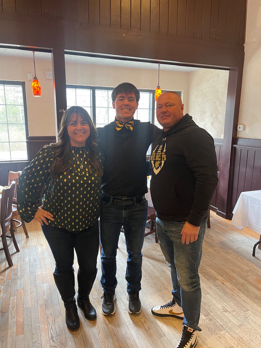 RyanAllen417's tweet photo. Very thankful that yesterday at my last high school football banquet, I received Offensive MVP. Could not have done it without my coaches, family and friends!! Thank you so much!! 
@coachtierney74 @DaveA417 @Momof3monsters9 https://t.co/i1gqReqEZC