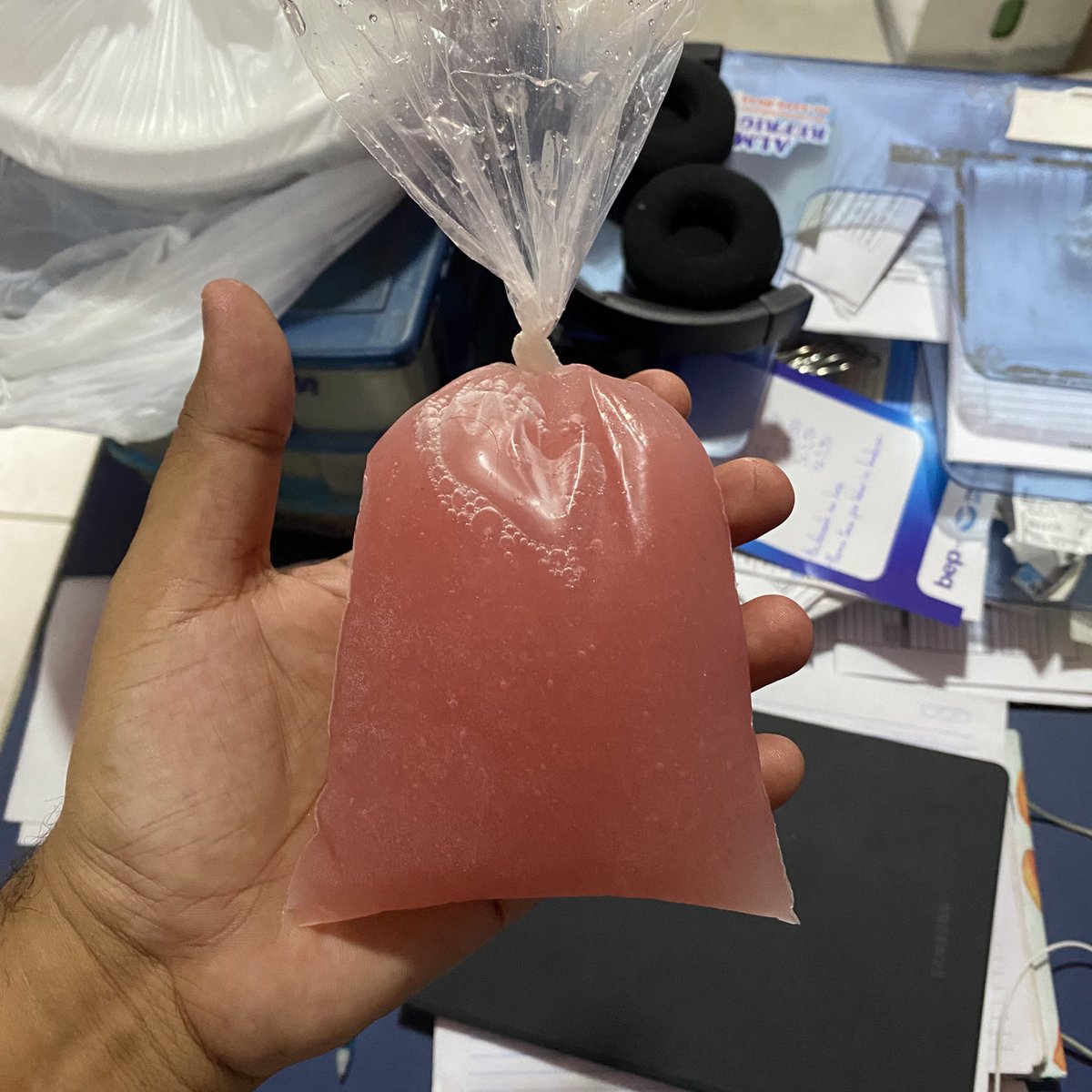 ocleytinho's tweet photo. fui comprar um sanduíche e a mulher fez maior propaganda do sanduíche e ainda disse que o suco era gratuito e que diferente de outras lanchonetes ela não dava o suco num copo de plástico porque ela preserva o meio ambiente… https://t.co/7EP5MxIET2