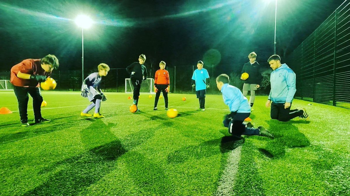 Sokprokent's tweet photo. 🕵️ Details 🕵️
.
.
A good goalkeeper becomes a great goalkeeper by adding regular 1% improvements to all parts of their game. 
.
.

 #goalkeepersunion #goalkeepergloves
#goalkeeperglove 
#goalkeepersdoitbest 
#goalkeepermotivation 
#hashtagone 
#torworttraining 
#porteo https://t.co/FvttP0oVaQ