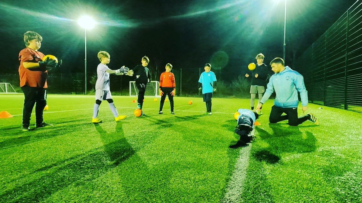 Sokprokent's tweet photo. 🕵️ Details 🕵️
.
.
A good goalkeeper becomes a great goalkeeper by adding regular 1% improvements to all parts of their game. 
.
.

 #goalkeepersunion #goalkeepergloves
#goalkeeperglove 
#goalkeepersdoitbest 
#goalkeepermotivation 
#hashtagone 
#torworttraining 
#porteo https://t.co/FvttP0oVaQ