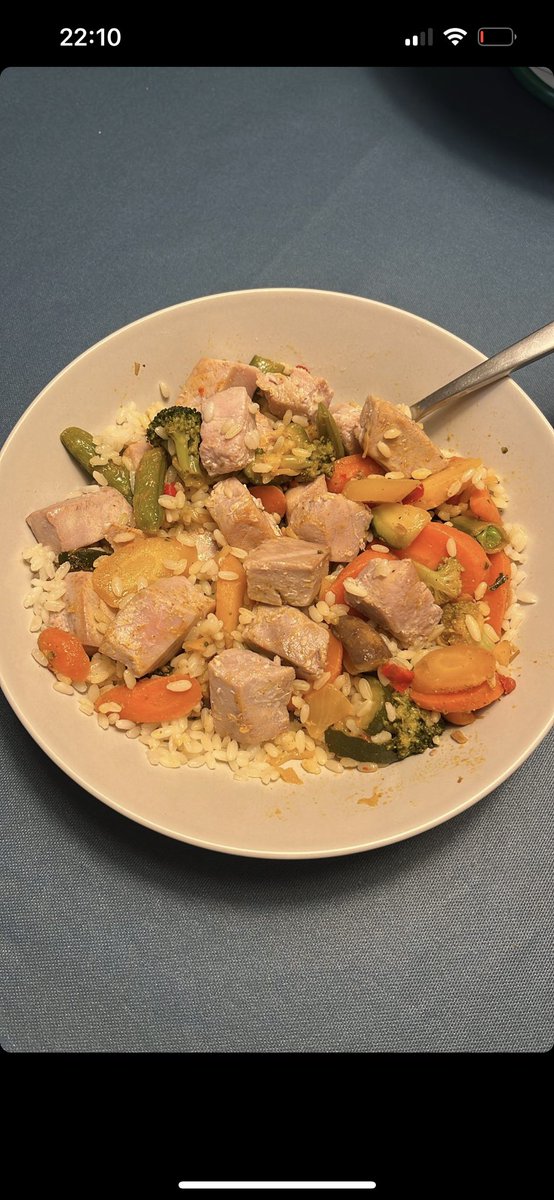 guillee_gil's tweet photo. Os dejamos por aquí lo que sería un buen reparto de un plato. 🍽️
Podemos encontrar atún (proteínas), verduras, y arroz (HdC). 🍚🥦🐟
A este reparto del plato se le conoce como ‘plato de Harvard’.
Hidratos de carbono 25%.
Proteínas 25%.
Verduras 50%.

Seguidme para más contenido. https://t.co/4t926p2Nni