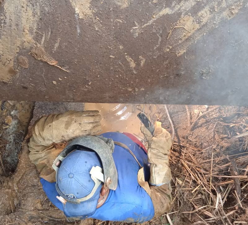 #13Feb/ Acatando instrucción del Pdte <a href="/NicolasMaduro/">Nicolás Maduro</a> para optimizar el Servicio Hídrico del #Zulia, Hidrolago reparó 2 fugas en aducción de acero al carbono de 30" Matriz 51 en la carretera N/Mcpio Lagunillas, recuperando 20lps en beneficio de 20mil hab.

#JuventudIntegracionYPaz