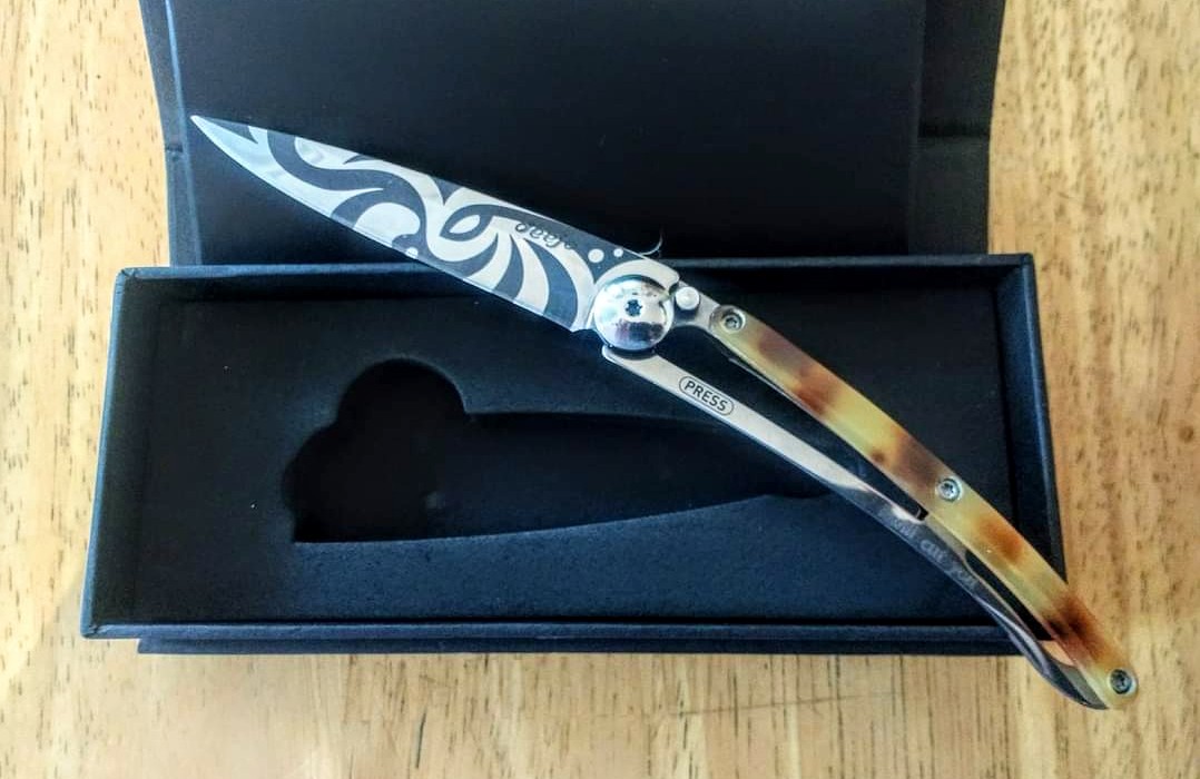 <a href="/ThomasW28015605/">Thomas Werner 🇷🇺🇺🇸</a> My husband collects knives and I was showing him the <a href="/DeejoKnife/">Deejo</a> website, and I used their design page to make myself a really beautiful knife.
Unbeknownst to me, he took a screenshot and got me the exact knife as a gift.
I was so surprised. I LOVED it that he remembered.💗