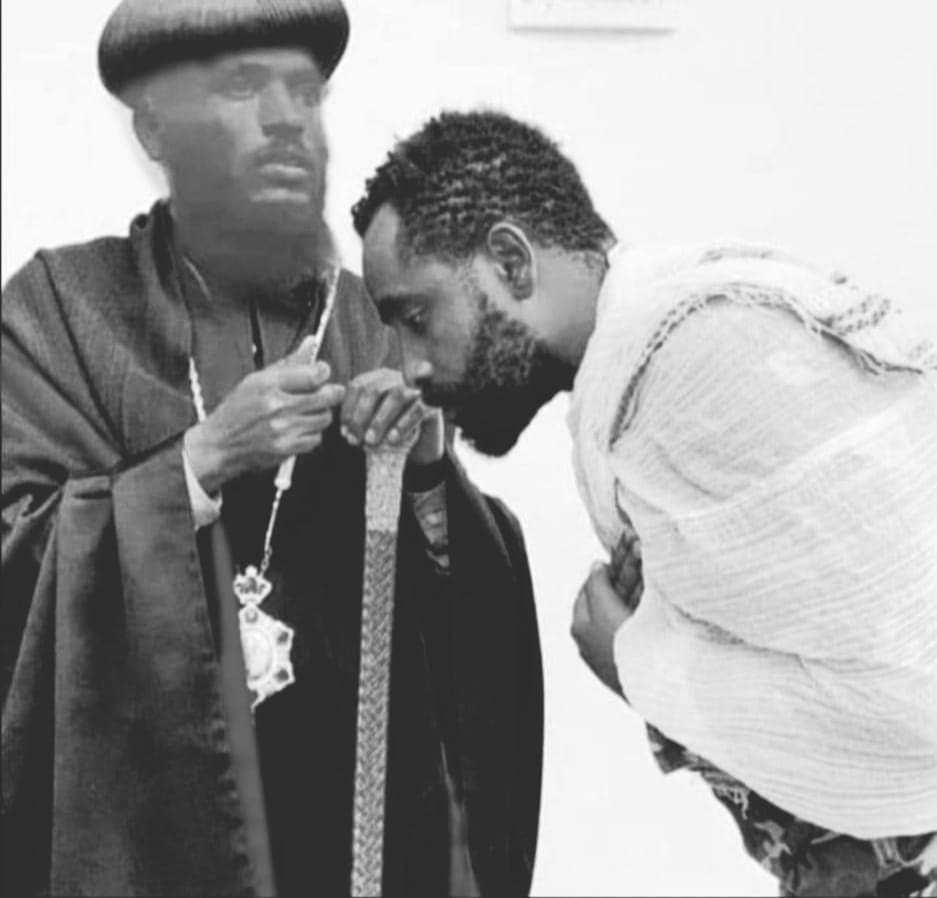 BelayBekeleWeya's tweet photo. ምናይነት ቄስ ናቸው ፣ ሾርኔ የለመዱ
"አባቴ ይፍቱኝ" ስል
"መንግስት ይፍታህ" ብለው ፣ አሳልመውኝ ሔዱ።😂
።።።
አላ ዋሒድ😉 ጥቅማ ጥቅምዎ ይደርብኝ🙄🙏 https://t.co/st0F0LXWlr