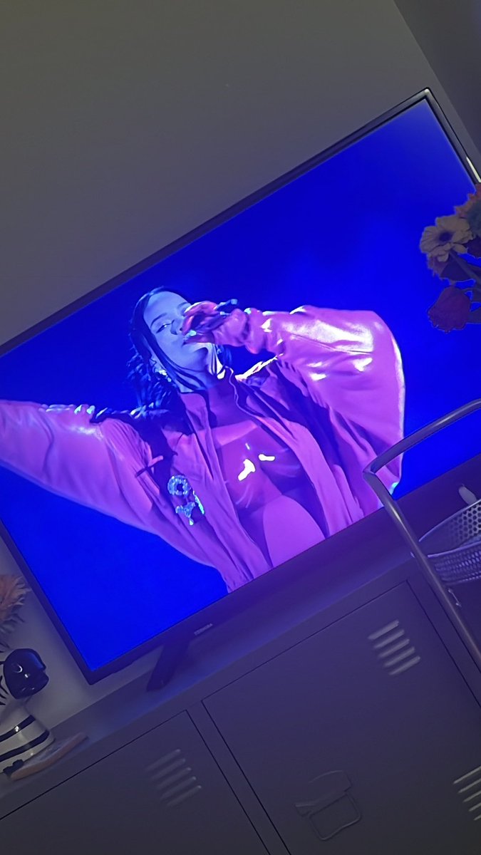 gemharbi4's tweet photo. Unreal performance!! The memories of this half time performance is unreal! Seeing her twice and seeing this the memories are all flooding back!! Banger after banger!! #Rhiannasuperbowl https://t.co/xCwCMjMudN