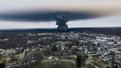 Peryskop2's tweet photo. Trwa apokaliptyczna katastrofa chemiczna w Ohio.
Prawdopodobnie to jedna z najgorszych katastrof ekologicznych w USA, nie trafia na pierwsze strony gazet.
Uległ katastrofie pociąg przewożący chemikalia https://t.co/uMtrmEfU1e. chlorek winylu, wysoce łatwopalny rakotwórczy gaz. https://t.co/7I4GM8Xjc2