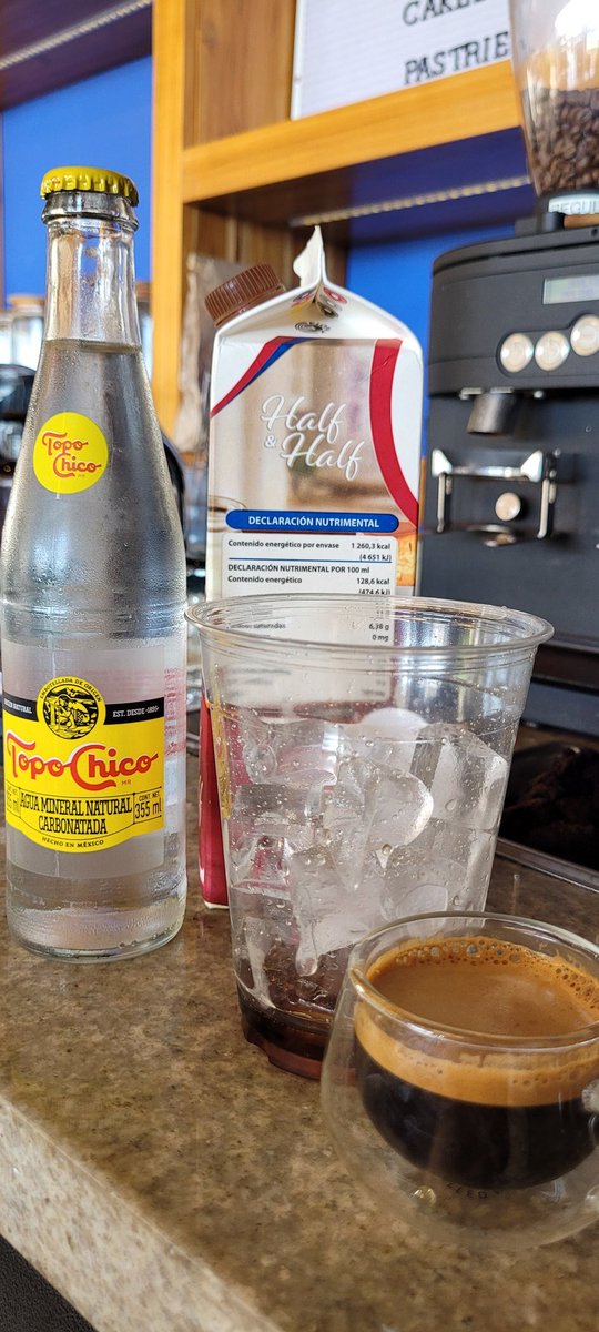 Luz_AdrianaK's tweet photo. Y ahora una receta fácil y deliciosa.

Ingredientes:
Esencia de vainilla (el típico líquido ese negro que todos tienen en casa aunque no lo usen)
Miel de agave
Agua mineral
Crema para café h&amp;h
Espresso
Hielo https://t.co/I4t3Csr9w2