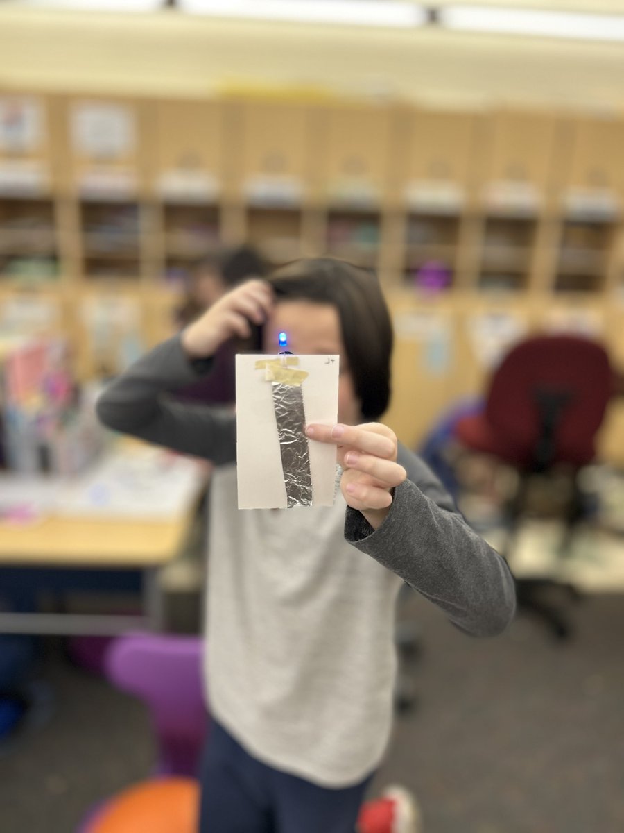 Pineroom14's tweet photo. Making our own flashlights 🔦🔦#mysteryscience #studentdiscovery https://t.co/sOMXuxo5ie