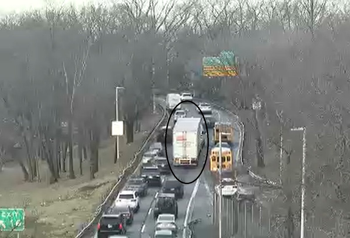 GregRice1010's tweet photo. Big trouble leaving #Queens!
The @1010WINS Jam Cam shows a stalled tractor-trailer blocking a lane on the ramp FROM the NB #WhitestoneBridge TO the #BronxWhitestoneBridge, making a MESS from #NorthernBlvd.
@WINSTRAFFICNYC https://t.co/NGXeEjcKj4