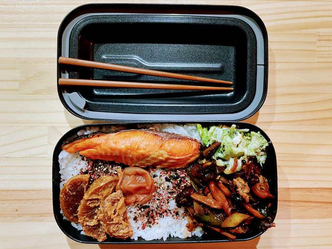 テキトーに残ってたキノコとかをハンバーグとアレしたヤーツとシャーケとサラーダ #お弁当 #ていねいなくらし 