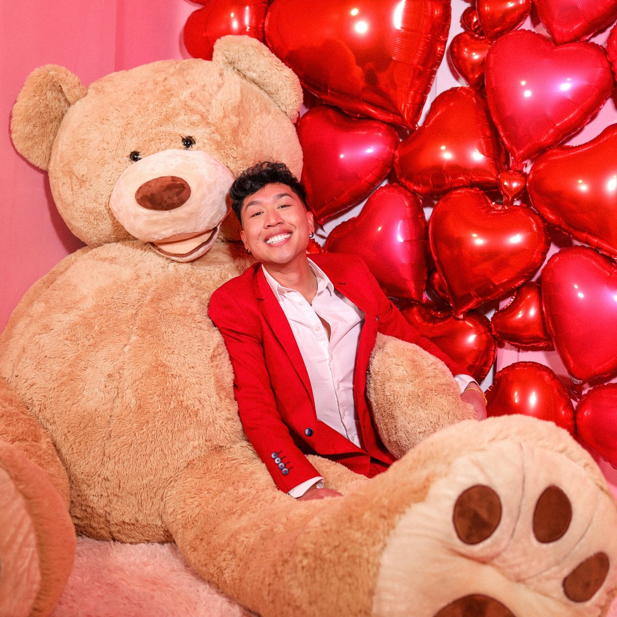 SinjinPhom's tweet photo. Where’s Cupid? Spread love &amp; have a wonderful Valentines Day y’all 💘🐻❤️ #valentinesday https://t.co/K1mg5D5TsJ