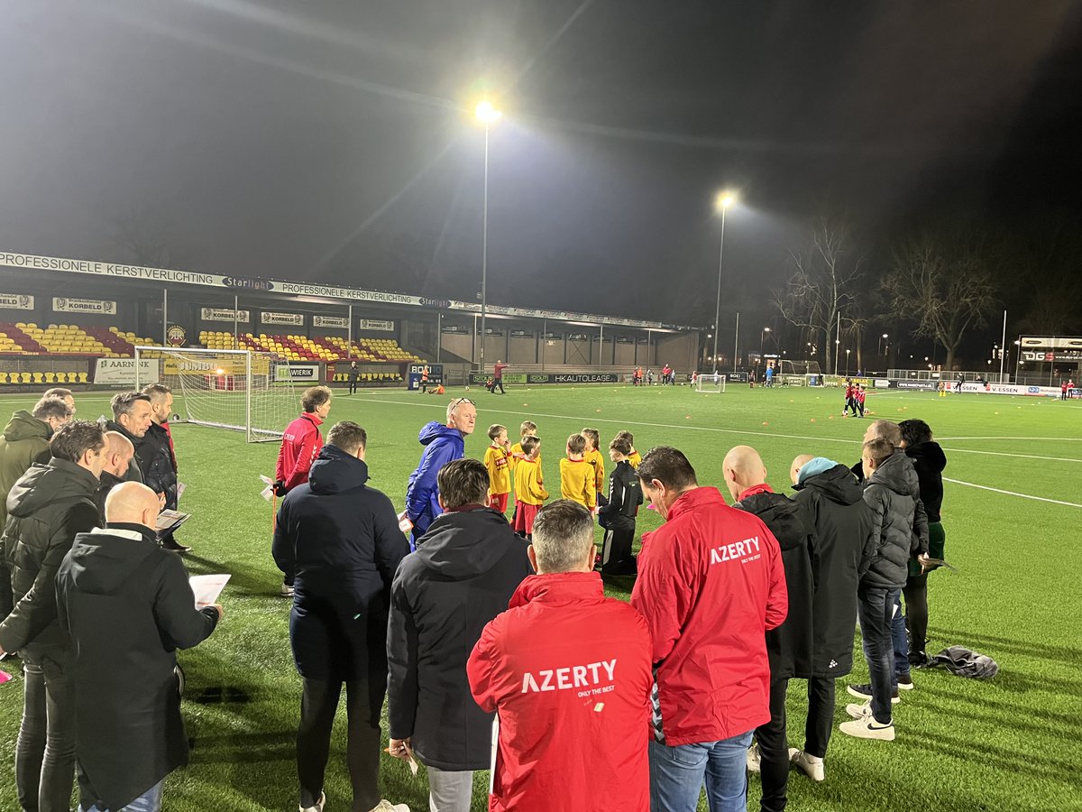 RohdaRaalte's tweet photo. πLeren van elkaar en met elkaar
Tijdens de aftrapmodule van de KNVB gingen vanavond 22 jeugdtrainers, leercoach Gerard Marsman en hoofdtrainer Laurens Knippenborg met elkaar in gesprek over de rol van trainer/coach. #traindetrainer https://t.co/dDk1LPp4Ro