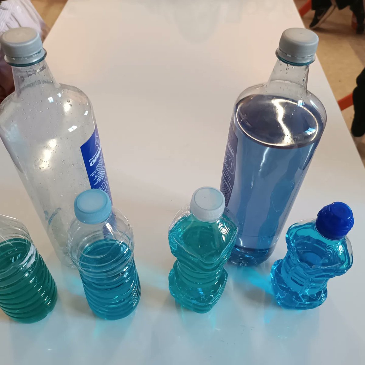 salesdeusto's tweet image. Dos de nuestras botellas son una botella de la andereño. Lo sabias?? 
#medidas de capacidad #litros #medioslitros
#Lehenhezkuntza1
#Lehenhezkuntza2