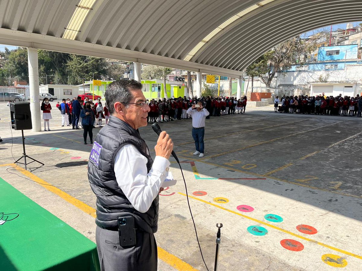 EnriqueJacobR's tweet photo. En distintas sedes del #Edomex se entregaron apoyos del programa “Beca Familias Fuertes por la Educación”.Estuve presente en la primaria Profesor Luis Gutiérrez López de la #RegiónXNaucalpan, donde acompañé a @Pablo_Basanez quien encabezó la ceremonia de entrega #EscuelasFuertes https://t.co/UaE1NGWdu8