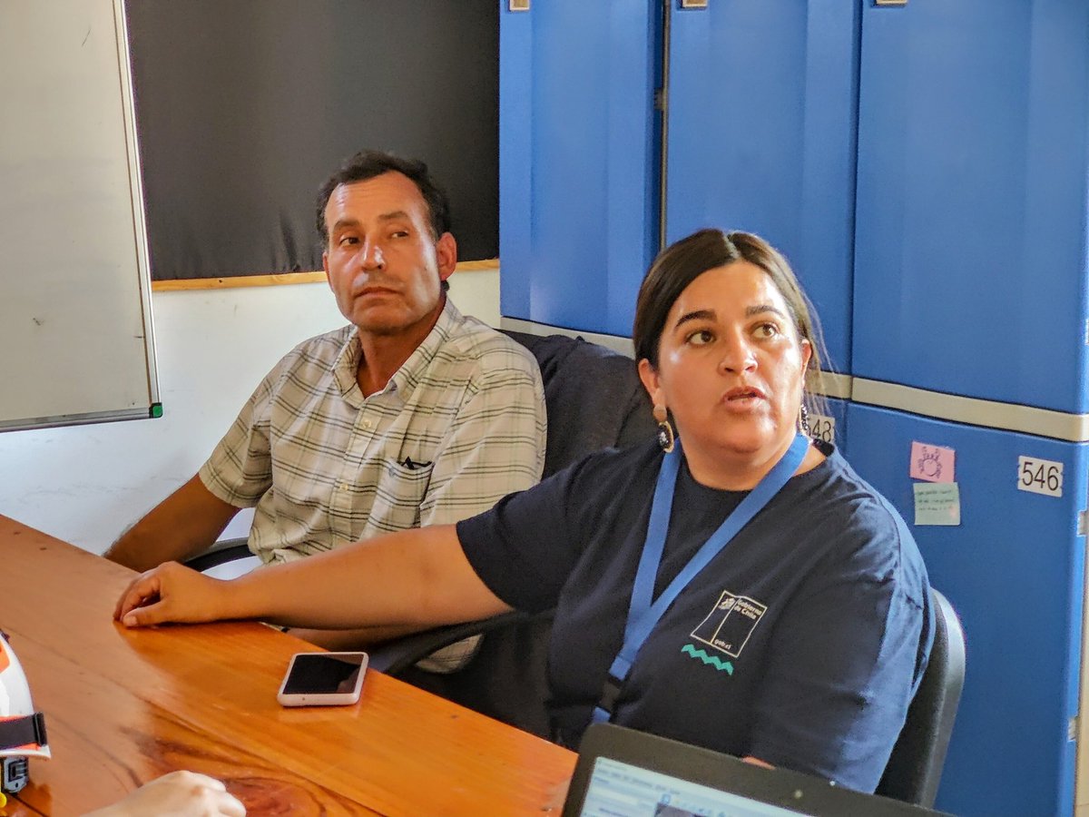 DPPTalagante's tweet photo. La ministra de Salud y enlace presidencial RM, @ximenaguilera, se constituye en el puesto de mando de El Trapiche, #Peñaflor y se suma a la reunión de coordinación integrada también por el alcalde, delegada @stefiduartem, @Senapred @conaf_minagri, @Carabdechile y @BomberosdeChile https://t.co/vop8aPqOGL