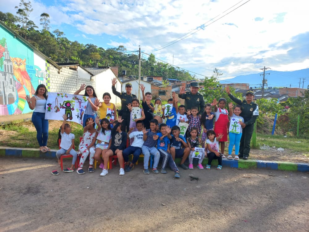 PoliciaNarino's tweet image. El grupo de @ProteccionPonal y #Preci en articulación con Comisaria de familia llevan a cabo campaña pintando los sueños de la niñez actividad que busca motivar a los NNA a luchar por sus sueños, diciendo no al reclutamiento infantil.
#JuntosPorLaNiñez 
#DiosYPatria