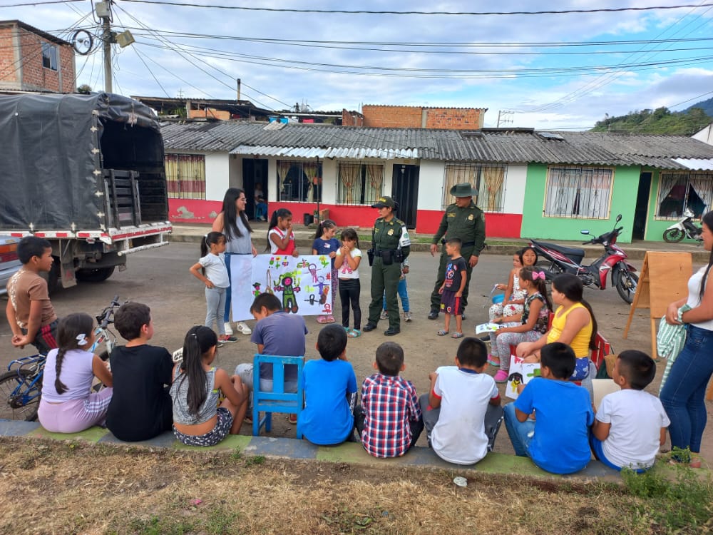 PoliciaNarino's tweet image. El grupo de @ProteccionPonal y #Preci en articulación con Comisaria de familia llevan a cabo campaña pintando los sueños de la niñez actividad que busca motivar a los NNA a luchar por sus sueños, diciendo no al reclutamiento infantil.
#JuntosPorLaNiñez 
#DiosYPatria