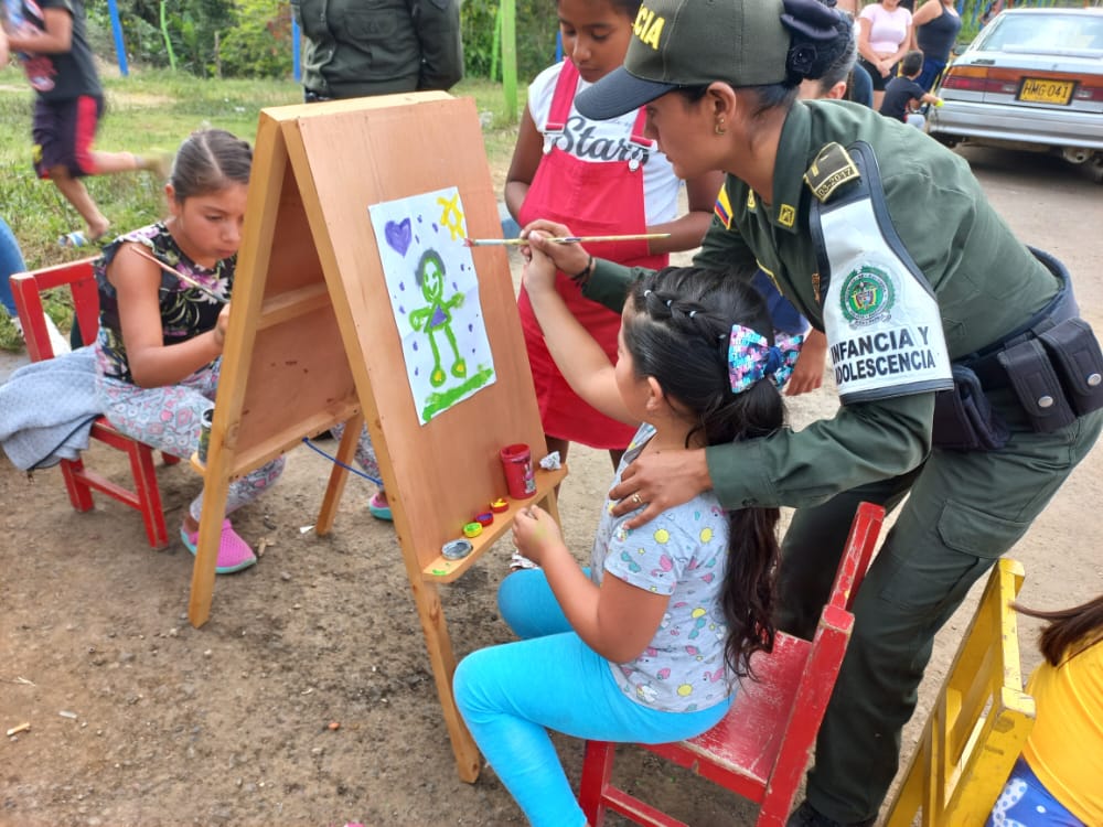 PoliciaNarino's tweet image. El grupo de @ProteccionPonal y #Preci en articulación con Comisaria de familia llevan a cabo campaña pintando los sueños de la niñez actividad que busca motivar a los NNA a luchar por sus sueños, diciendo no al reclutamiento infantil.
#JuntosPorLaNiñez 
#DiosYPatria