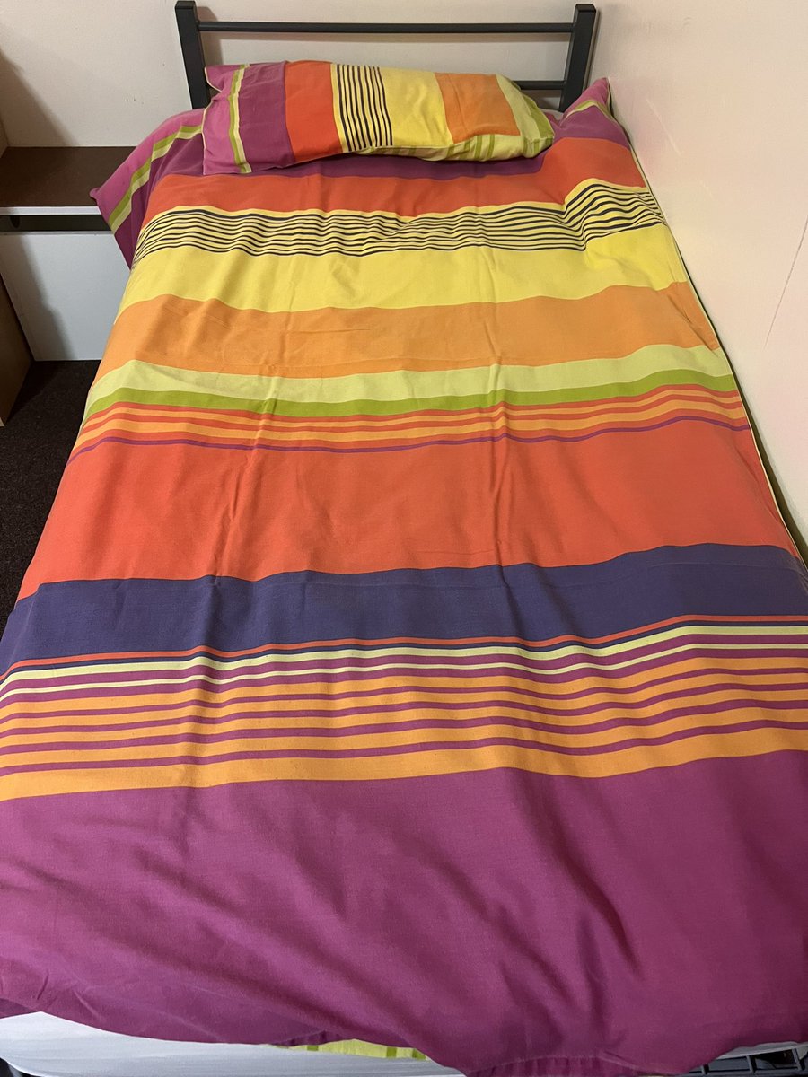 #Falklands 🇫🇰trip update

19 hours flight ✈️ nipped ✔️

Room located ✔️

1980s Bedding on ✔️ 🤣🤣

24hrs in the Army and this has to be the funkiest bedding I’ve had.