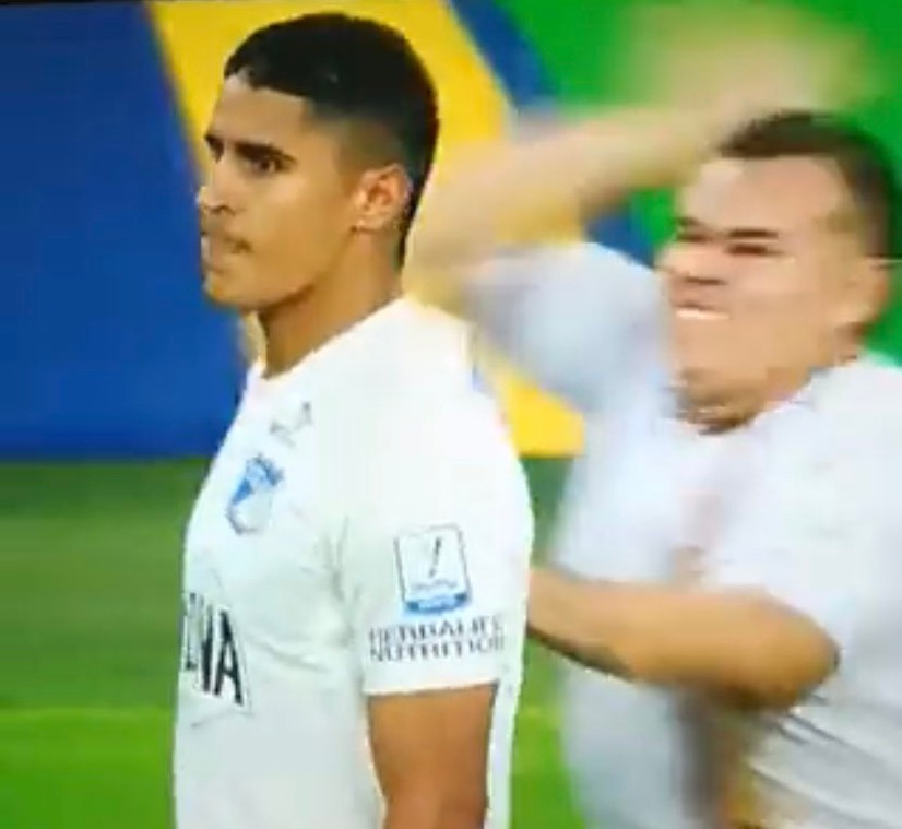 Alejandro Montenegro, el hincha del Tolima, agresor de Daniel Cataño, ya quedó libre y se marchó para su casa.

Y Cataño, entre tanto, fue citado por la secretaría de Gobierno de Ibagué para que responda por lo sucedido.

Y así estamos.