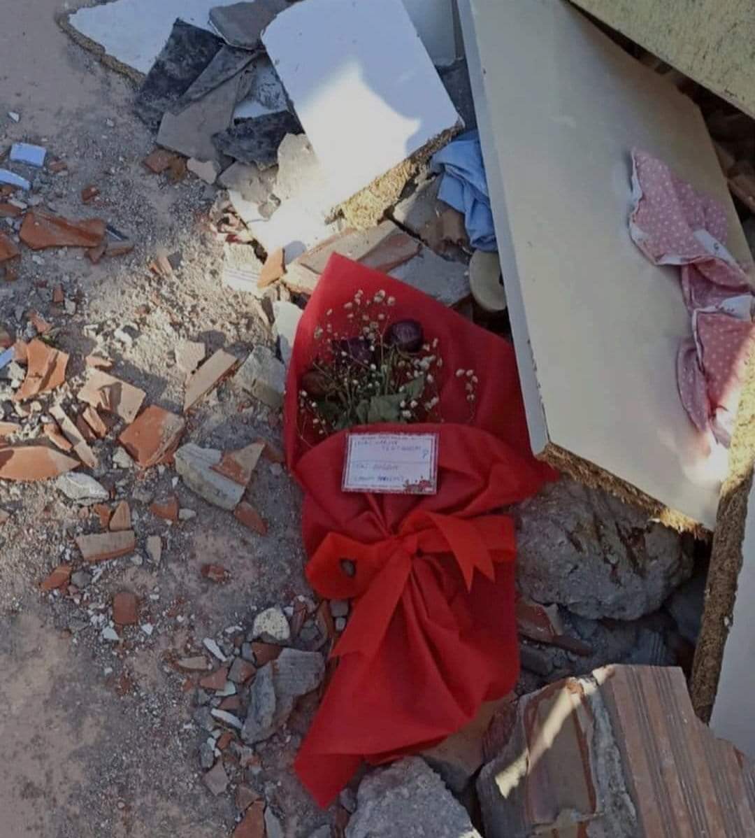 mrve_7's tweet photo. Kurulan hayaller yıkılan evlerin altında kaldı..

#deprem 😔 https://t.co/uc0b7IFM4Q