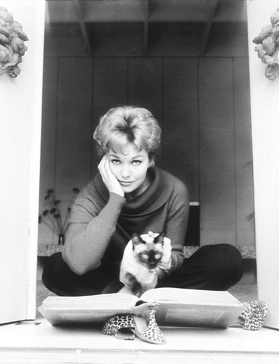 A very happy 90th birthday to Chicago-born Kim Novak (homegirl is from the old Czech neighborhood around Cermak). 