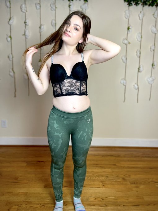 Watch Grace's leaked NSFW photo on TwXstars