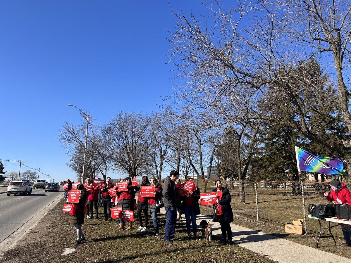 haslas78's tweet photo. #righttofight lab workers at Victoria Hospital in London ON expressing their disappointment with @Ontario Gov over their decisions about health care in Ontario, only 1% wage increase over 3 years while inflation is at highest in the last 40 years. @OPSEU @fordnation https://t.co/140FK16tDd