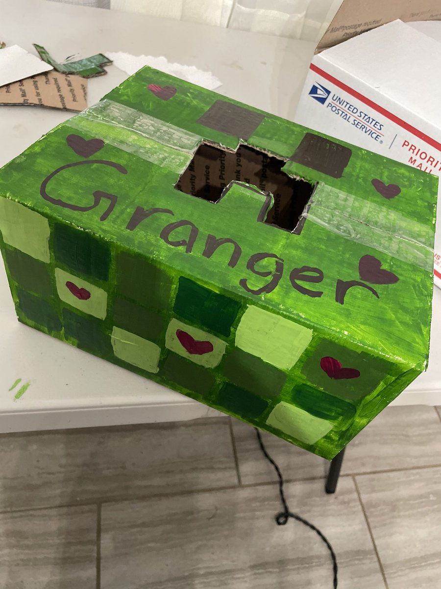 Carolinarose459's tweet photo. Made this for my son. You think he’s like it? #valentinesbox #minecraft #creeper https://t.co/dgSBPXPNuz