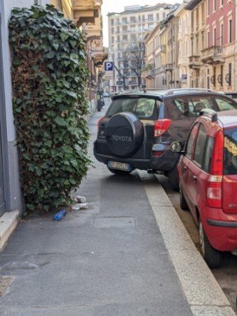 A_5170's tweet photo. #Milano #incivili Si moltiplicano le segnalazioni di #malasosta in diagonale sul marciapiede per metà su e per metà giù dal gradino. Con doppio intralcio, per il pedone e per la circolazione. @incivilta https://t.co/RG5TIi9BEZ