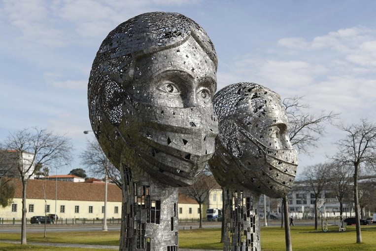 FatEmperor's tweet photo. This sculpture is a concrete representation of the past three year's insanity
The mask is the symbol of the voluntary slave, but the subtle detail that escapes plain sight is the airy, empty brain space - which demonstrates well what people have become with the propaganda of fear https://t.co/sLQHm9x4yI