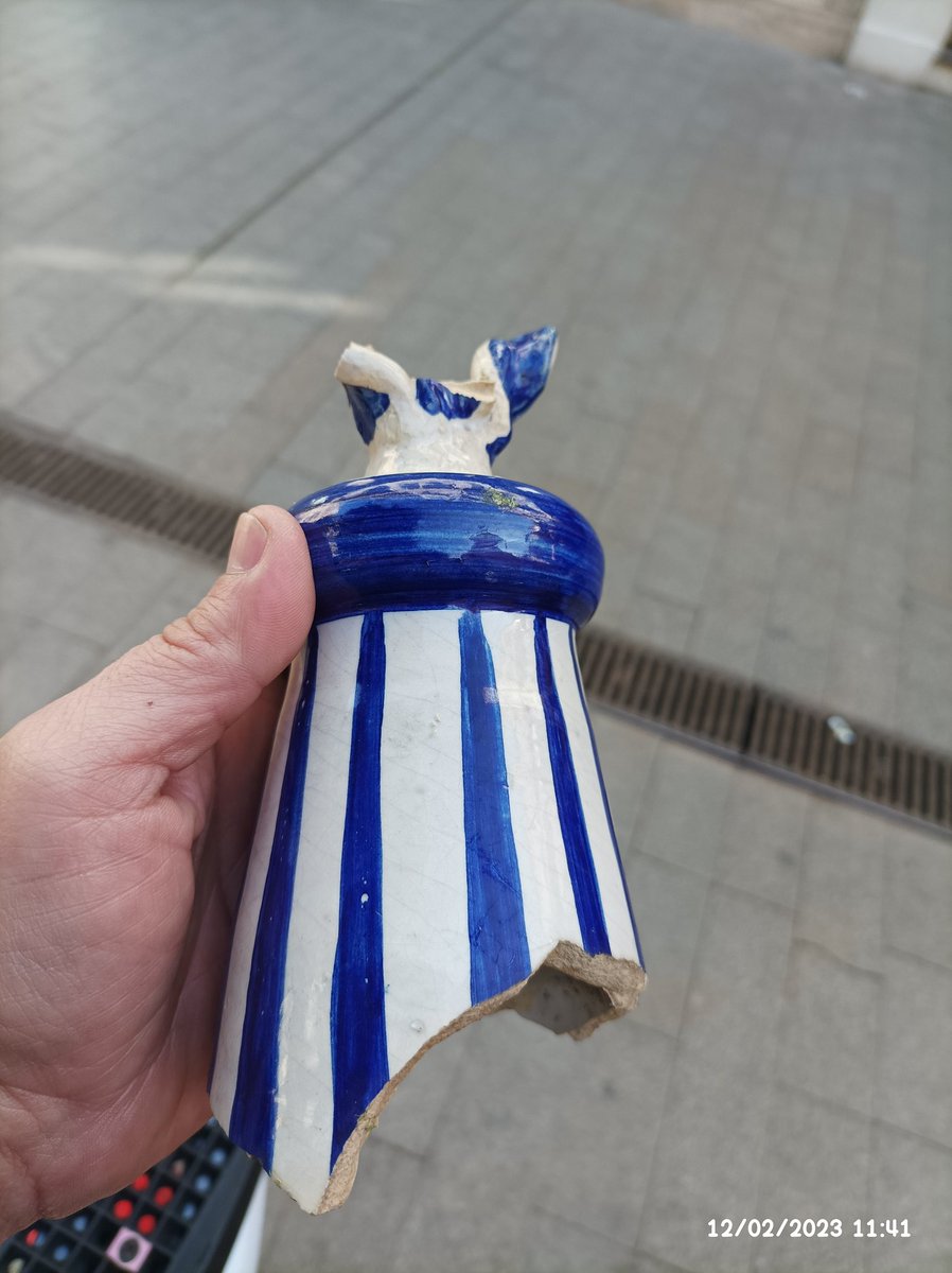 DarvadeB's tweet photo. @Ayto_Sevilla @AdepaSevillaHca me he encontrado este trozo en la plaza de San Isidoro. Quizás sea de algo. Dìganme por MD donde puedo dejarlo por si se tratara de algo elemento patrimonial https://t.co/jFNso6wsNq