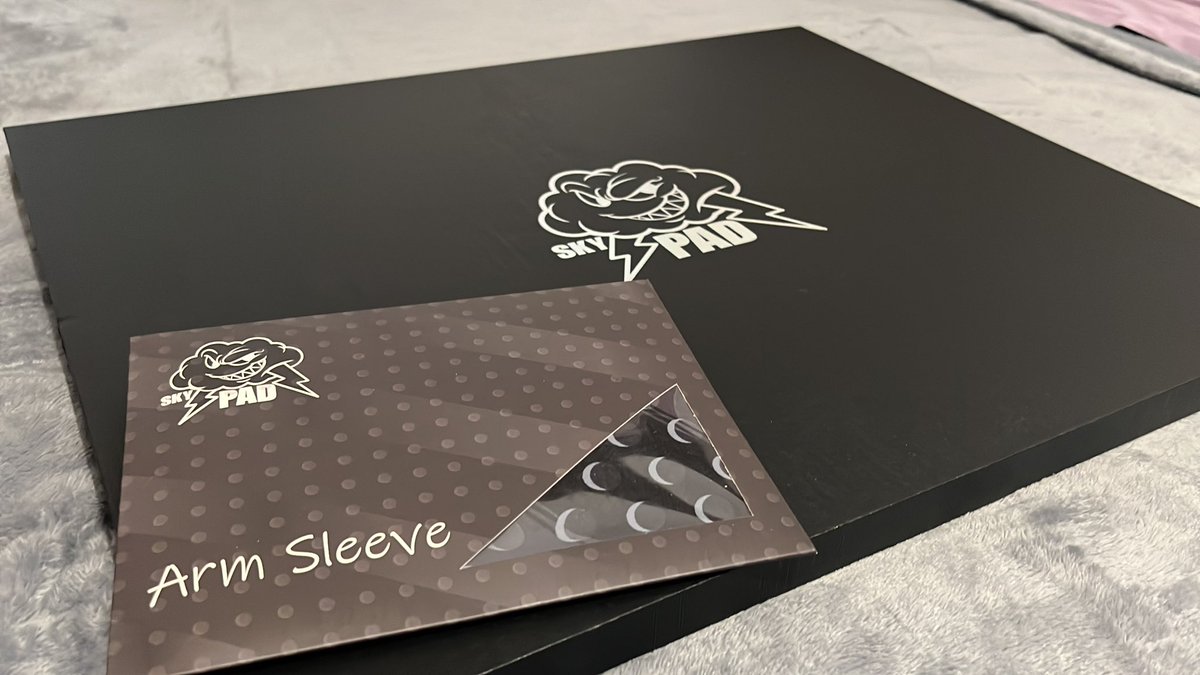 Mire lo que me llego 👀

Muchas gracias <a href="/SkyPAD_LATAM/">wallhacklatam</a>  por el SKYPAD XL 3.0 y por el Sleeve. Voy a estar probándolo y les comento que tal esta!

Se ve super clean y se siente muy smooth al tacto.

Ustedes que pad usan?