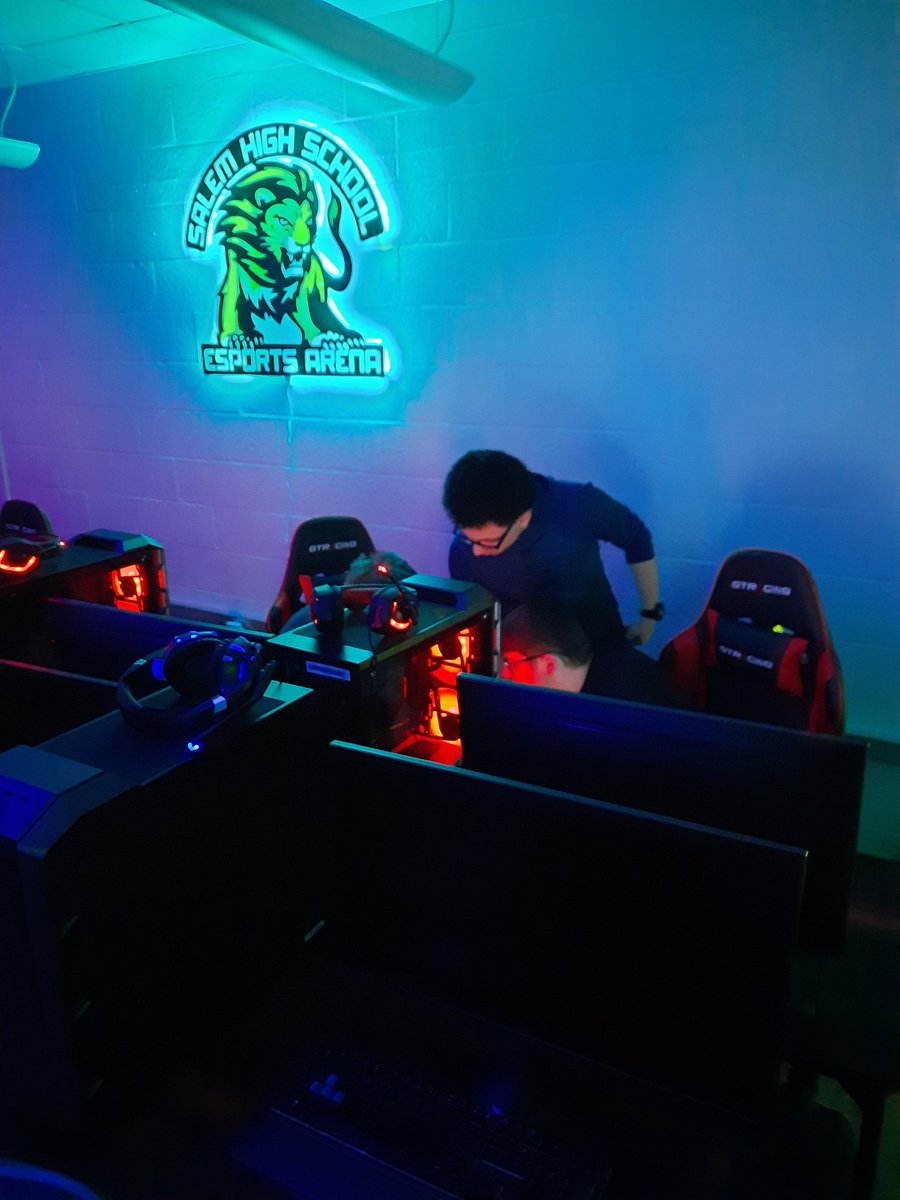 SHSeSports1's tweet photo. Slow night in the Arena, but atleaste they have somewhere to hang out "Supervised"👍 https://t.co/r8jofPcvVU