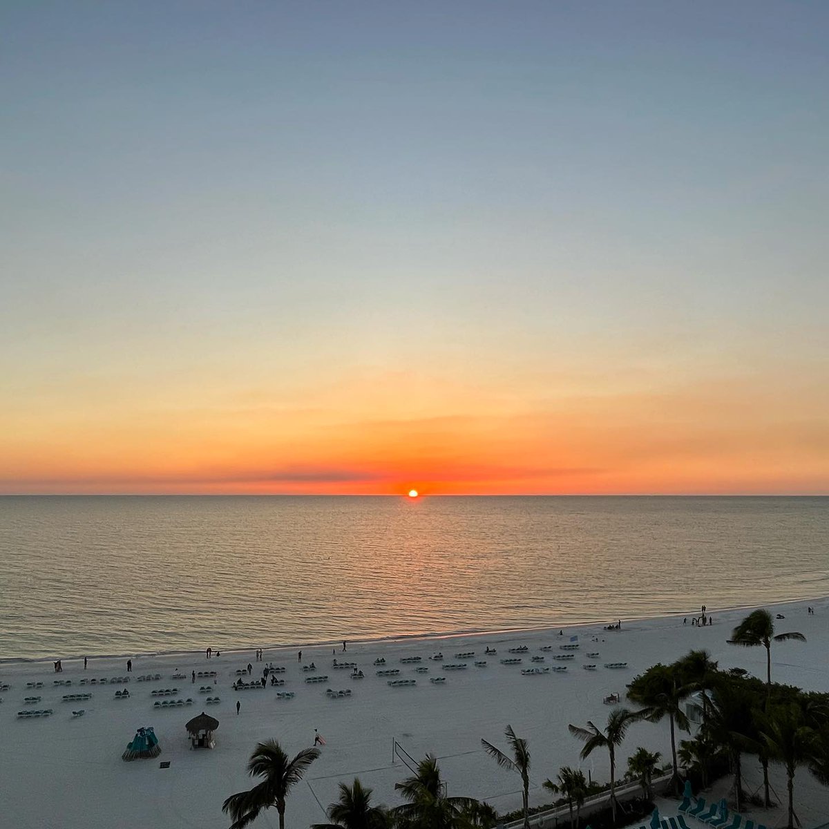 There is a chair or two down there calling your name 🌴❤️🔥 #sarasotasunsets

📷 @addictedtosunsets
📌 Lido Beach