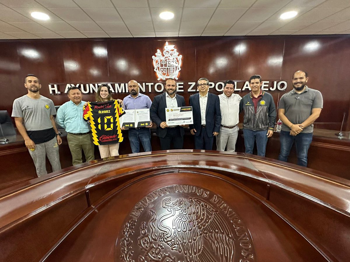 AlbCastellanos's tweet photo. Con mucho entusiasmo iniciamos una nueva historia en #Zapotlanejo. Con la firma de convenio para un Centro de Iniciación Deportiva (#CID) @LeonesNegrosCF, abrimos la posibilidad a más jóvenes para la iniciación temprana en la práctica de actividades deportivas, igualdad y paz. https://t.co/K9XM88dxwK